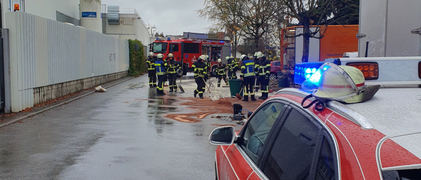 technische Hilfeleistung - unbekannter Stoff läuft aus LKW