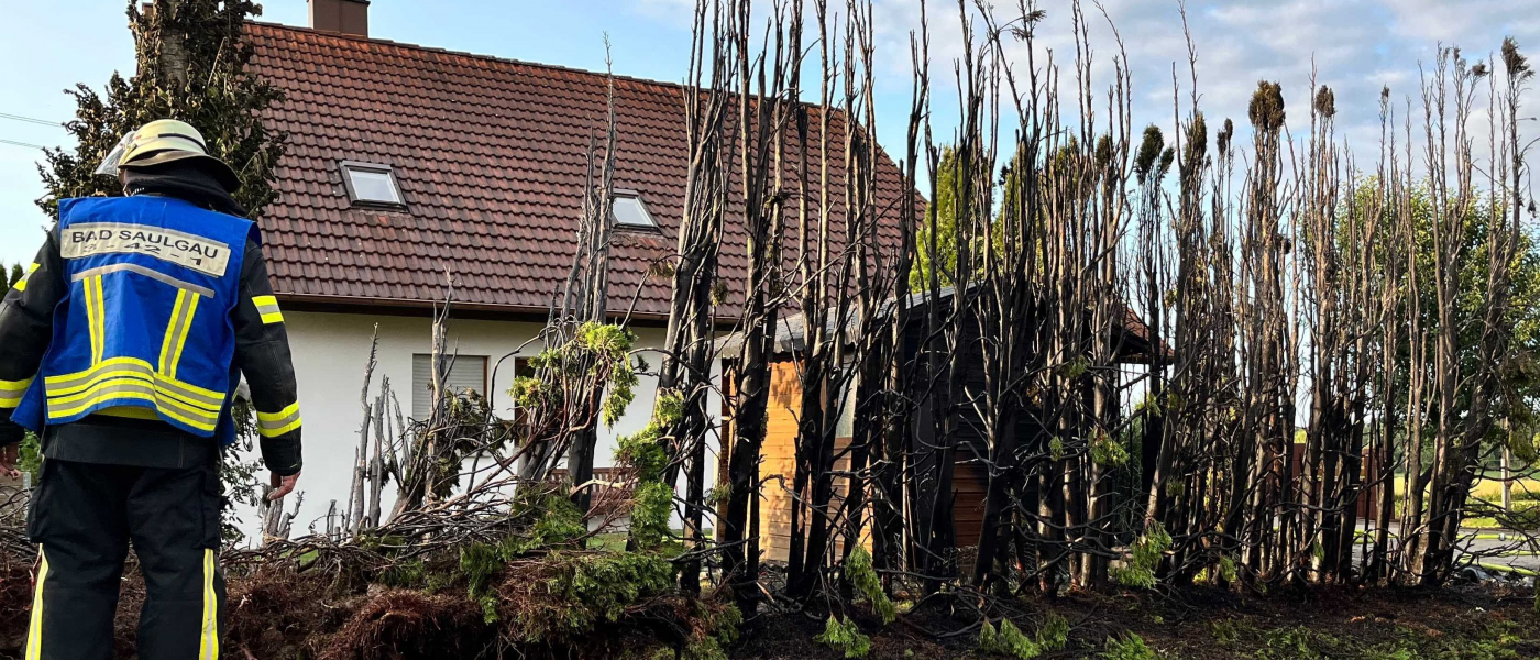 B3 / Z4 - Heckenbrand - Wohngebäude betroffen