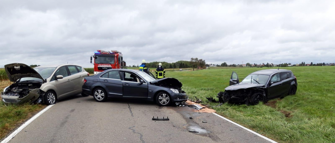 Verkehrsunfall mit mehreren Fahrzeugen