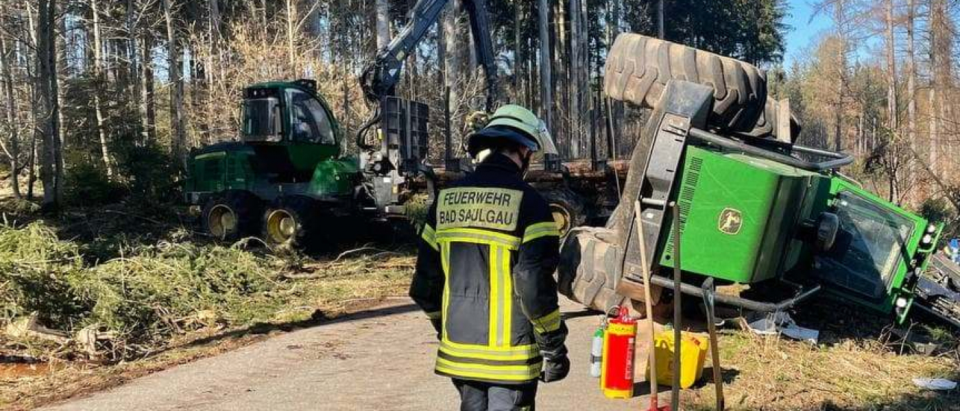 Umgestürzter Holzvollernter