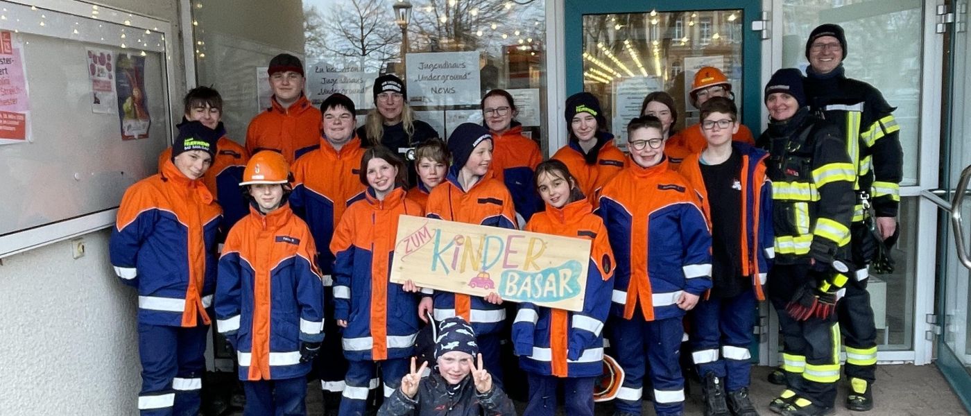 Die Jugendfeuerwehr unterstützt beim Kinderbasar